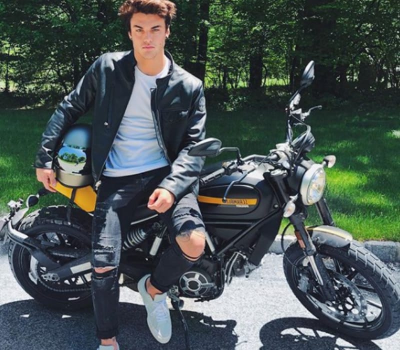 Ethan Dolan Wiki, Age, Height, Girlfriend, Net Worth, Biography, Facts