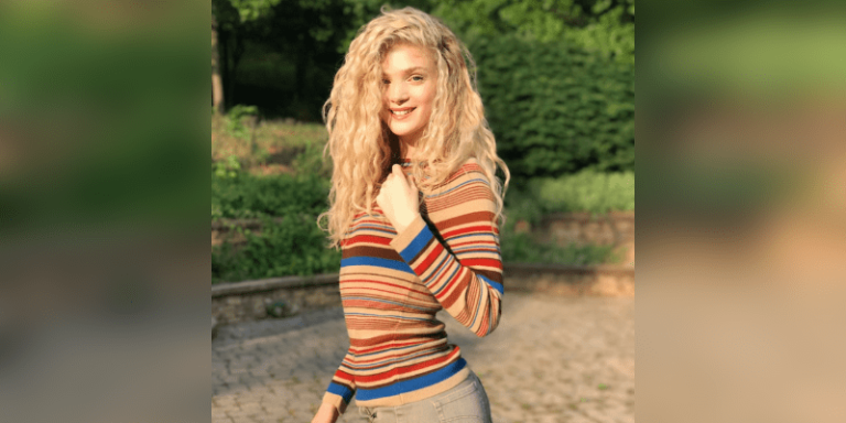 Elena Kampouris